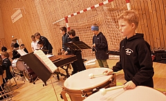 TROMMIS: Juniormusikant Markus Strøm Karlsen (10) trakterte forskjellige trommesett som om han aldri skulle gjort annet.<br>